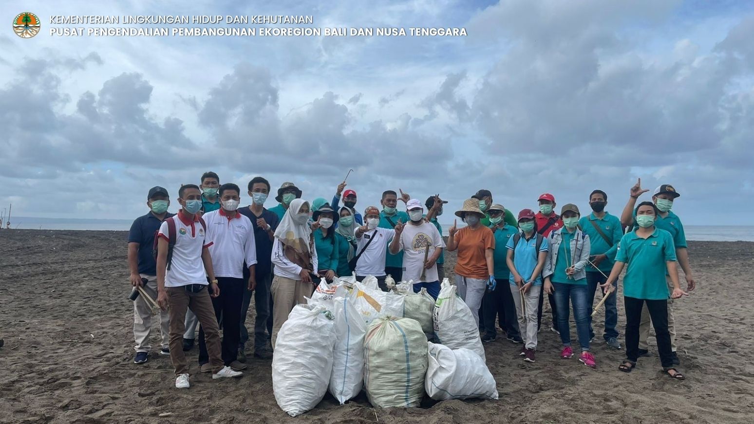Kerja Bakti Bersih-Bersih Sampah di Pantai Berawa, Kec. Kuta Utara, Kab. Badung