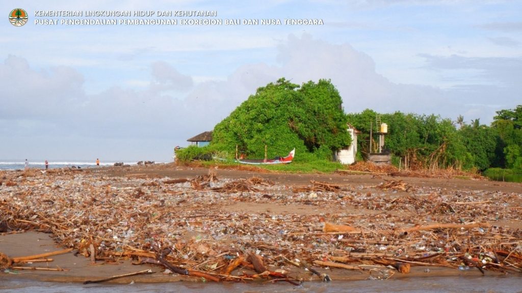 Kerja Bakti Bersih-Bersih Sampah di Pantai Berawa, Kec. Kuta Utara, Kab. Badung